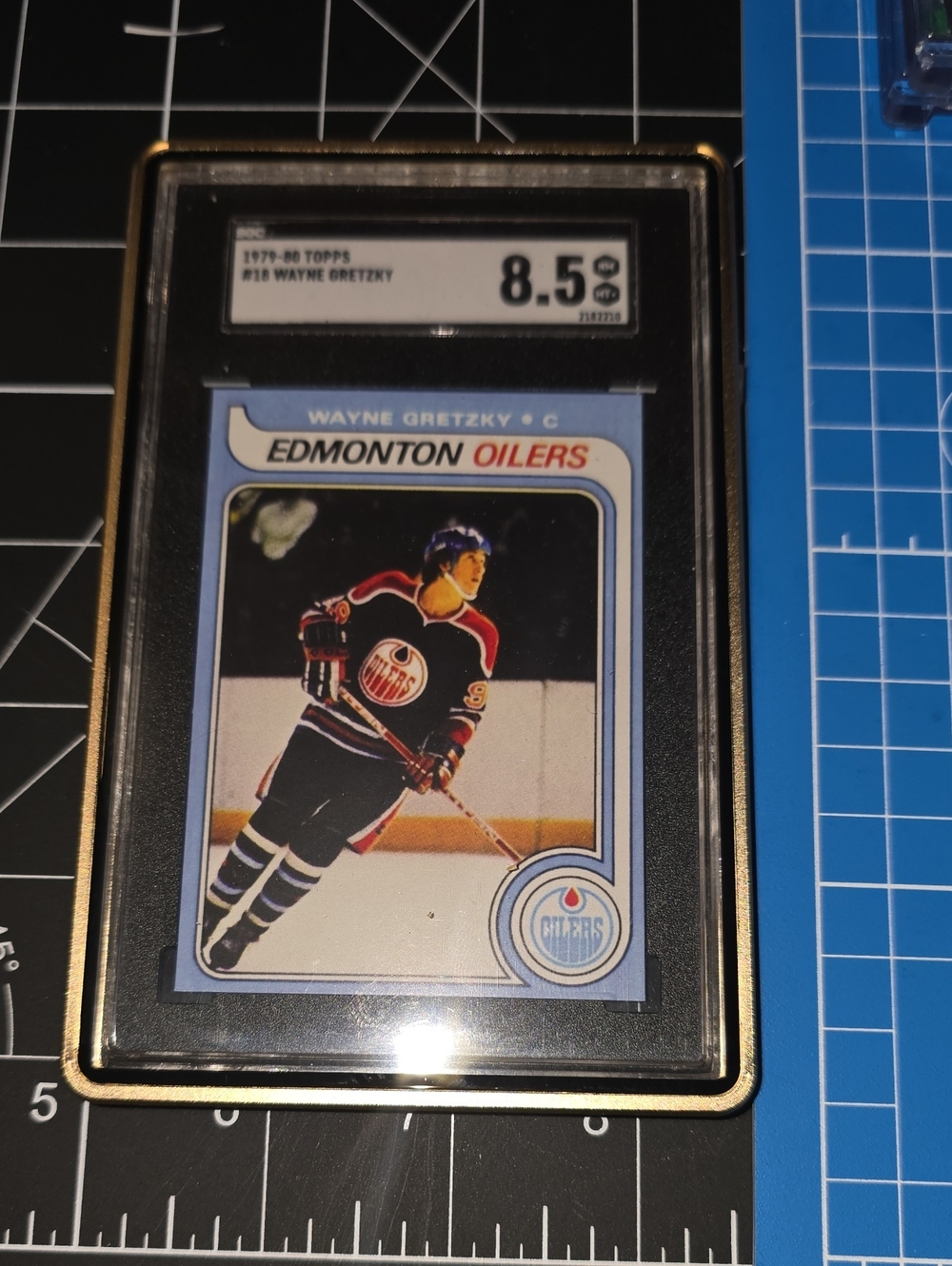 Topps 1979-80 Topps Wayne Gretzky #18 SGC 8.5